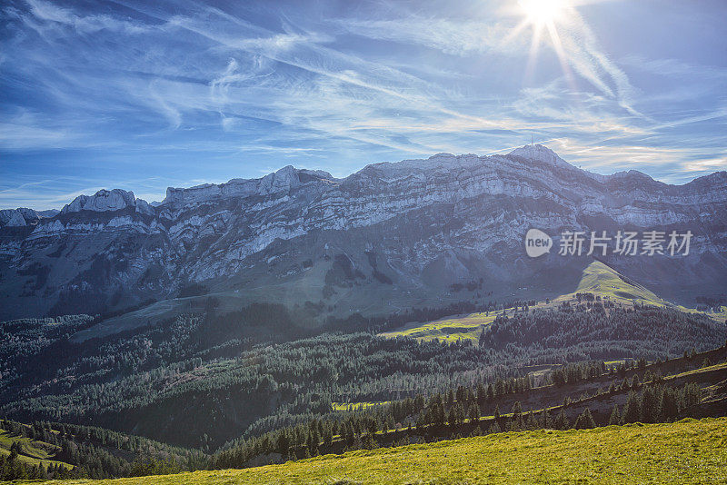 在一个阳光明媚的日子在瑞士山上徒步旅行
