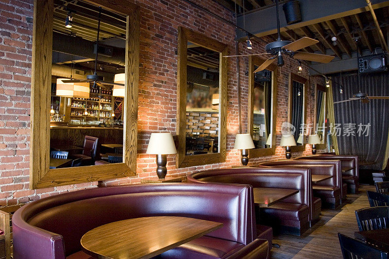 经典的餐厅酒吧与展位，镜子和红砖墙