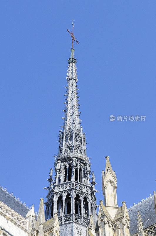 亚眠大教堂尖顶的特写。