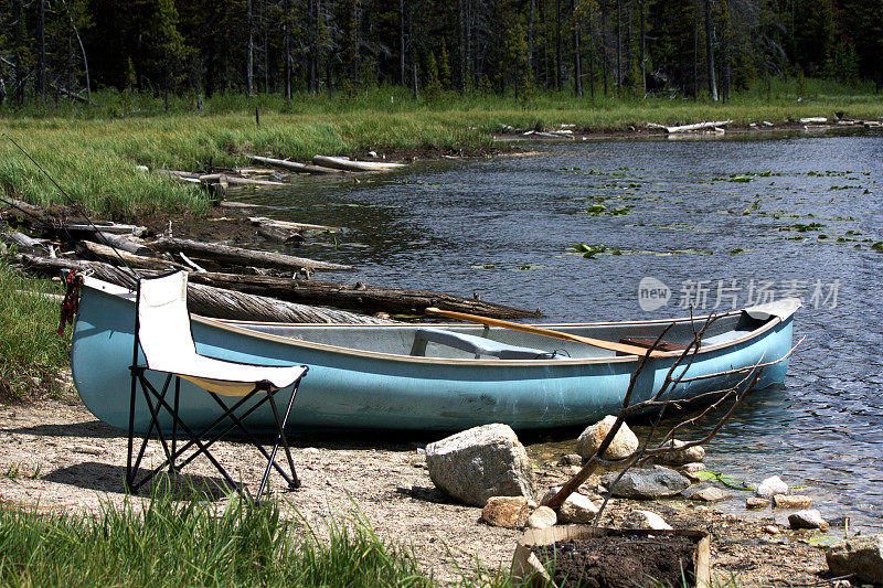 湖上的独木舟