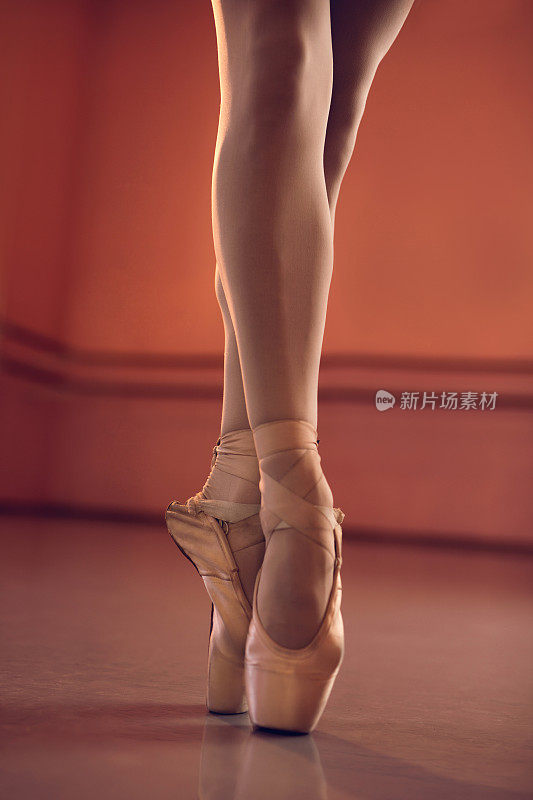 无法辨认的芭蕾舞者的脚尖位置的腿。