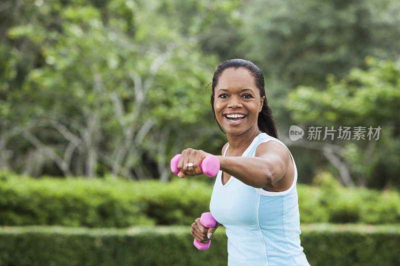 非裔美国妇女在公园里锻炼