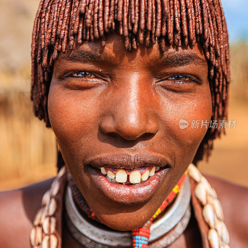 来自非洲埃塞俄比亚Hamer部落的妇女肖像