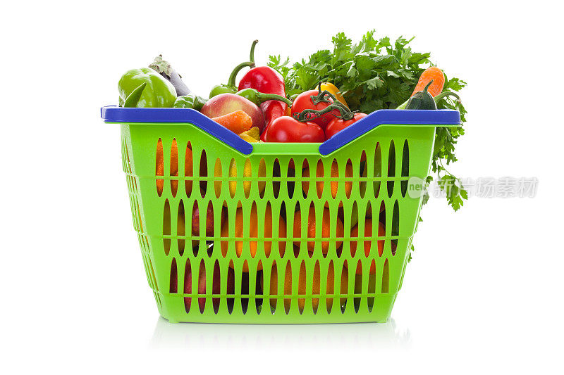 装满水果和蔬菜的塑料铁丝篮子