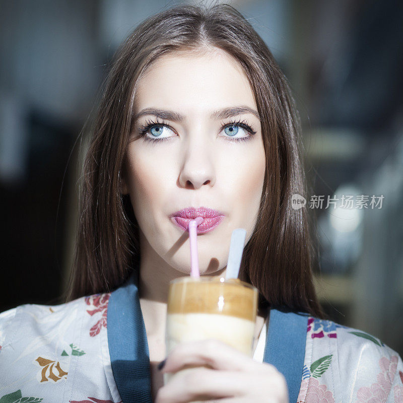 享受冰咖啡的女孩