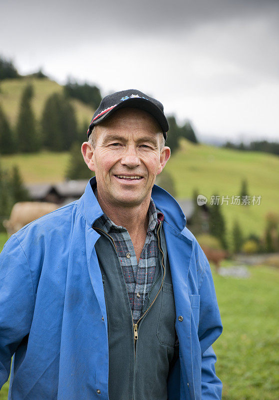 在瑞士阿尔卑斯山微笑的农民