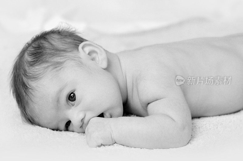 一个新生儿的黑白图像