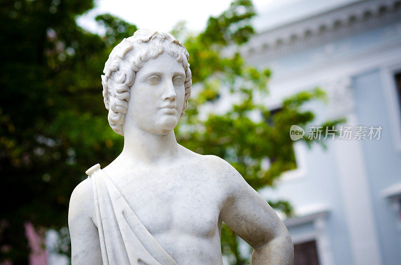 阿马斯广场喷泉旁的雕像