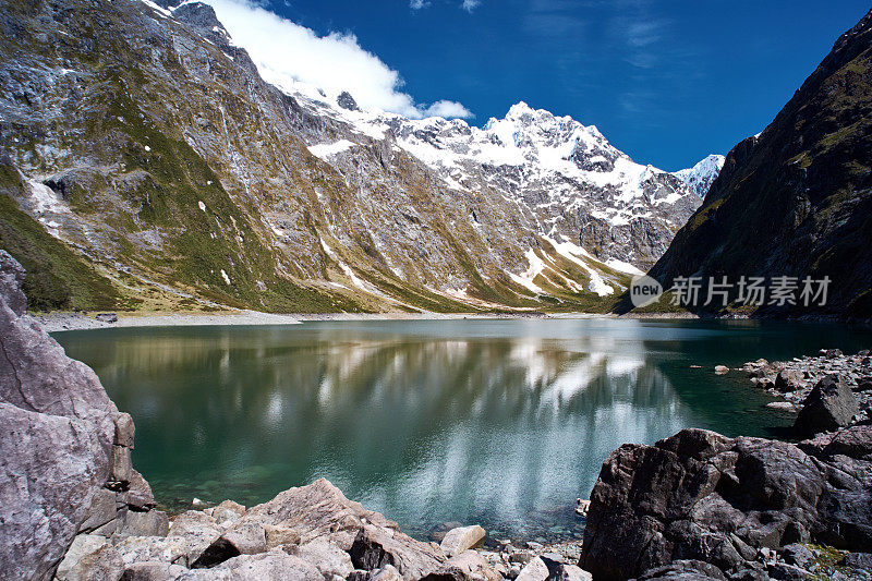 新西兰玛丽安湖崎岖的风景