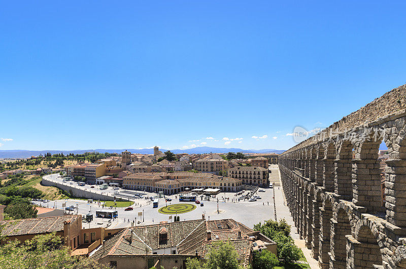 西班牙塞戈维亚的城市景观，展示了高架渠