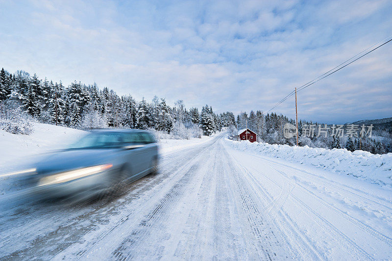 雪路上的汽车，瑞典。