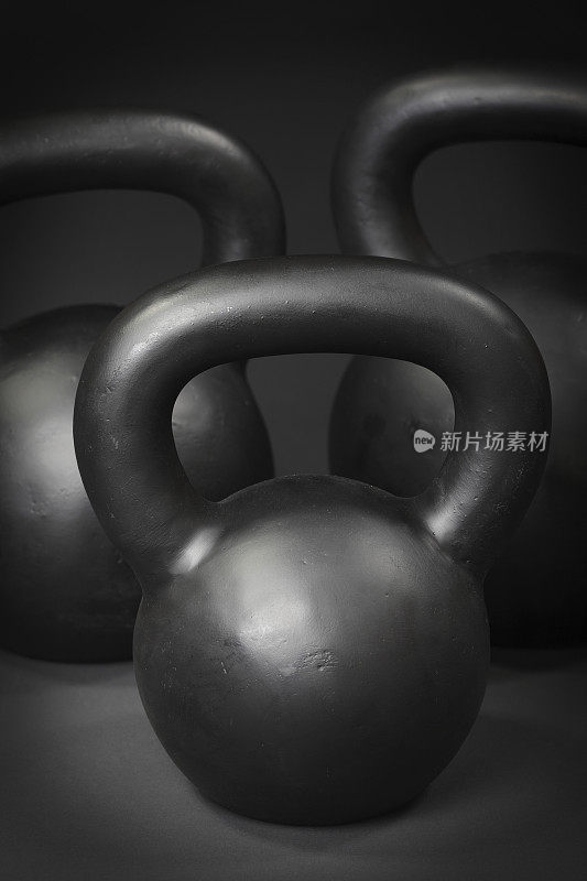 Kettlebells在黑色