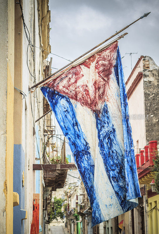 古巴的旗帜。哈瓦那的街道。