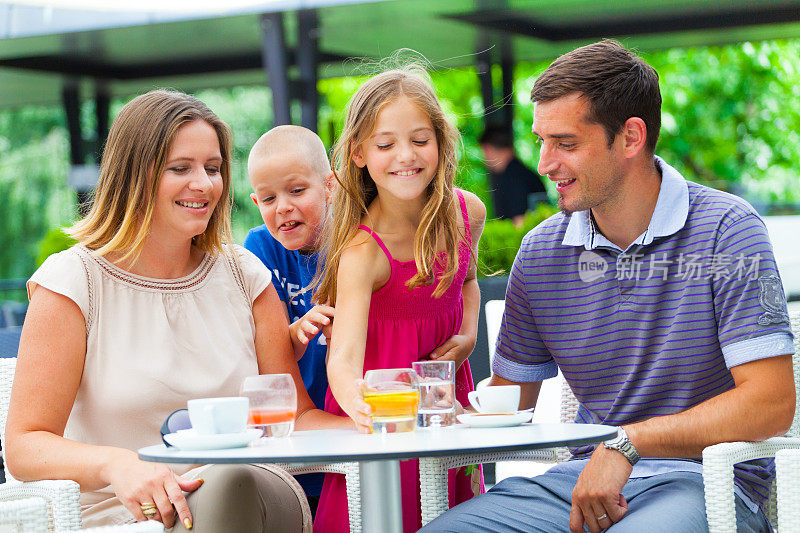 幸福的家庭在户外咖啡馆?