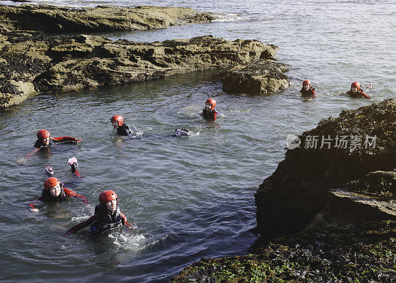 一群朋友在海里游泳