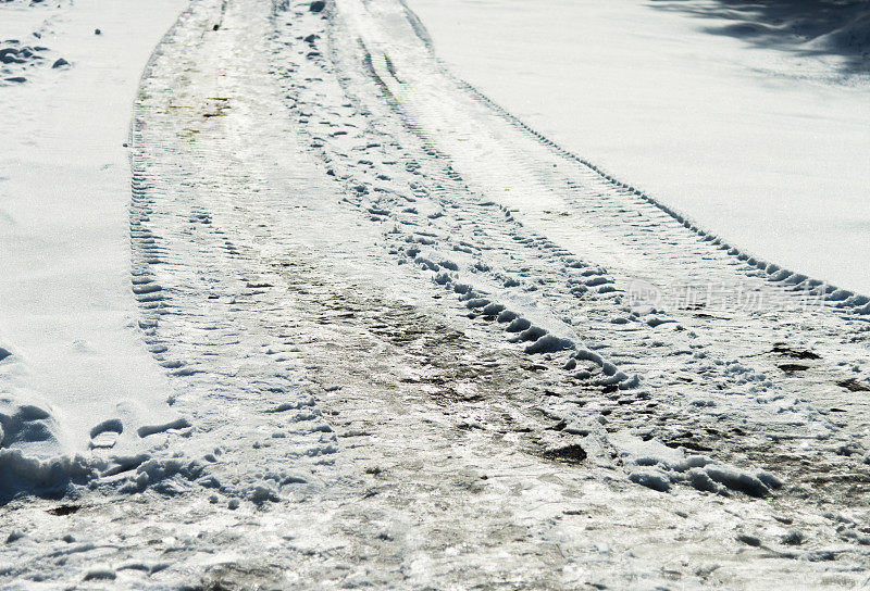 汽车轮胎在雪地上留下的痕迹