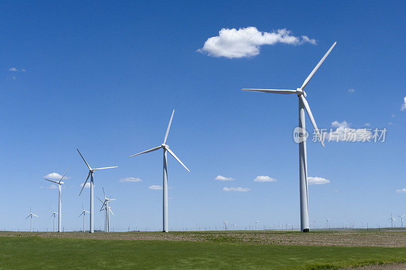 科罗拉多州波尼国家草原附近的风力涡轮机和农作物
