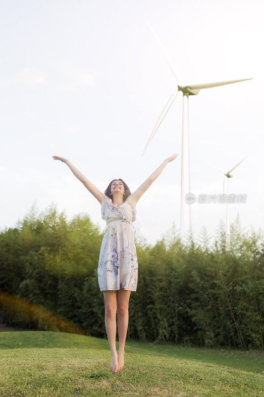 美丽的女人享受着大自然和新鲜的空气