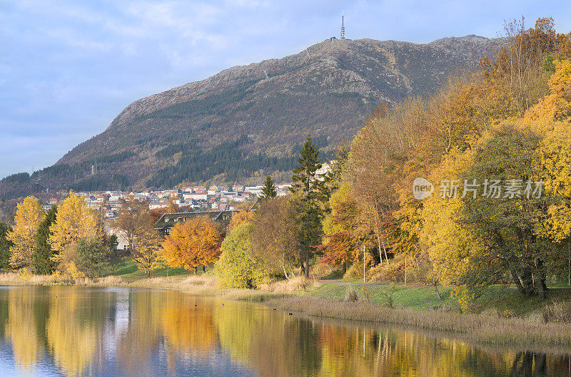 挪威卑尔根的秋季色彩公园和湖泊