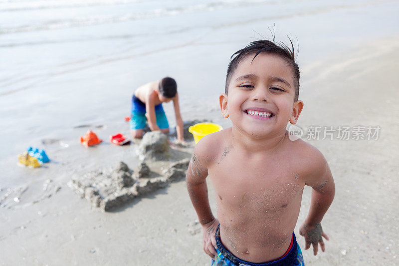 海滩上的快乐男孩