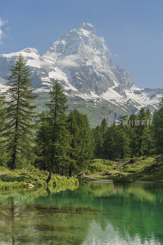 马特洪峰和小山湖