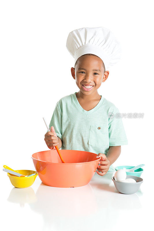 男孩烘烤和戴厨师帽
