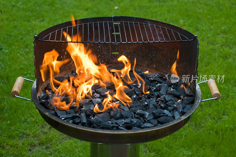 烧烤架上烧着的木炭