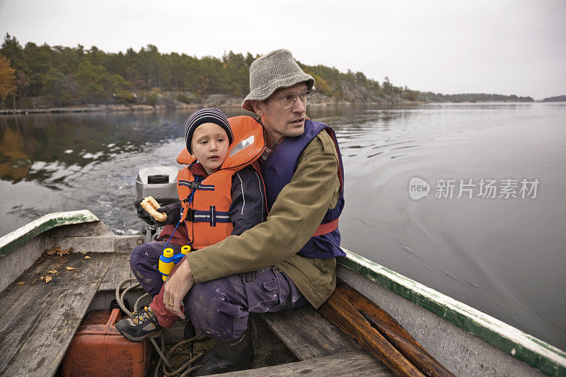 父亲和儿子在船上。