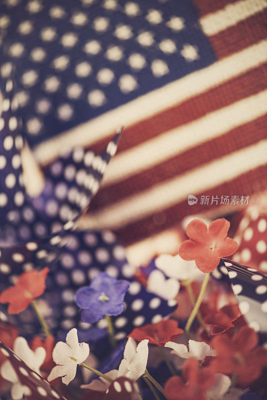 7月4日的背景。插着美国国旗的爱国之花。独立日。