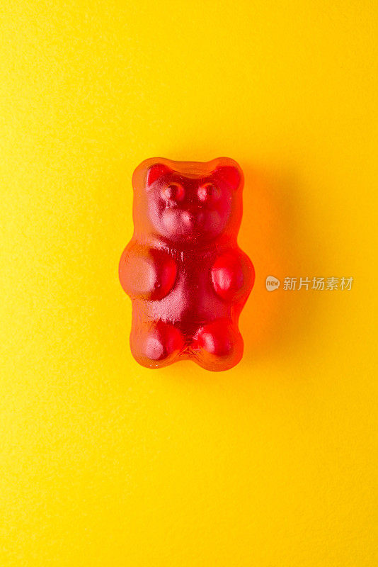黄色纸上的红色小熊软糖