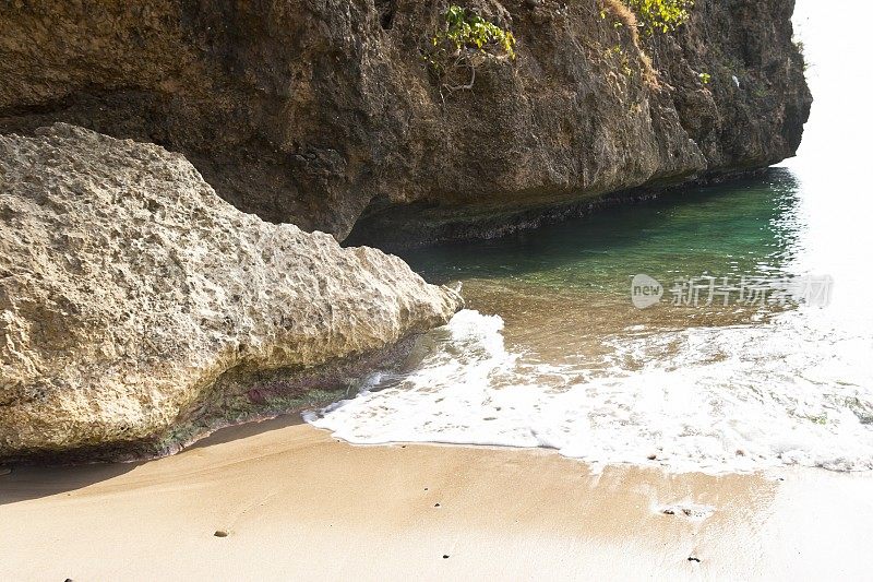 岩石礁湖和小海滩