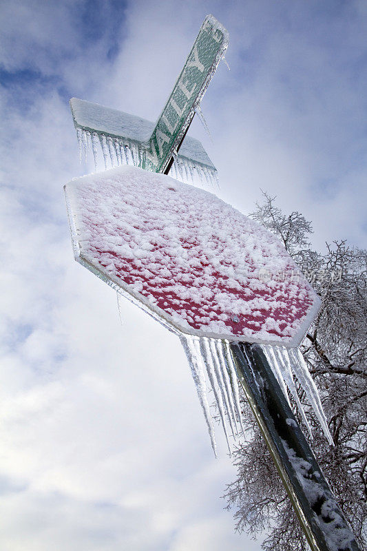 停止标志覆盖在冬季暴风雪冰雪