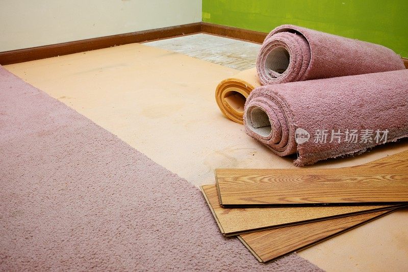 用强化地板清除地毯
