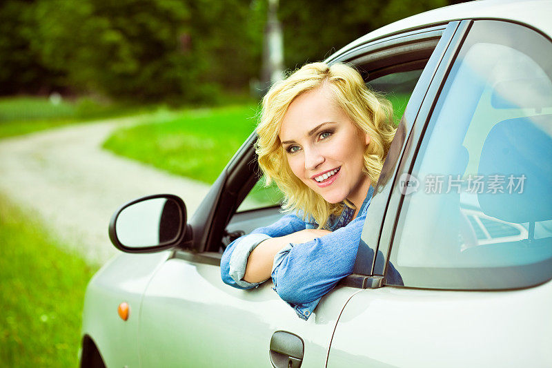 坐在车里的金发美女