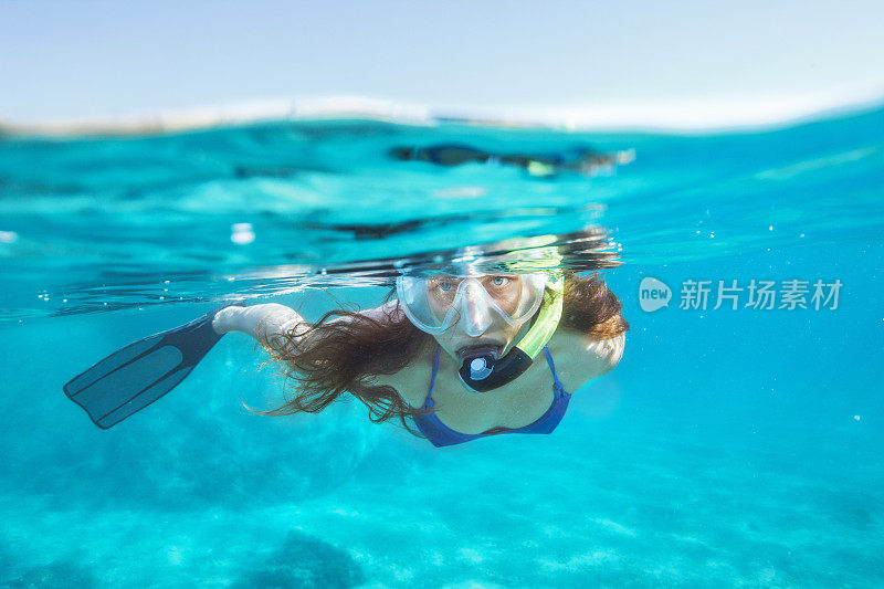 年轻女子浮潜水下潜水冒险绿松石海泻湖