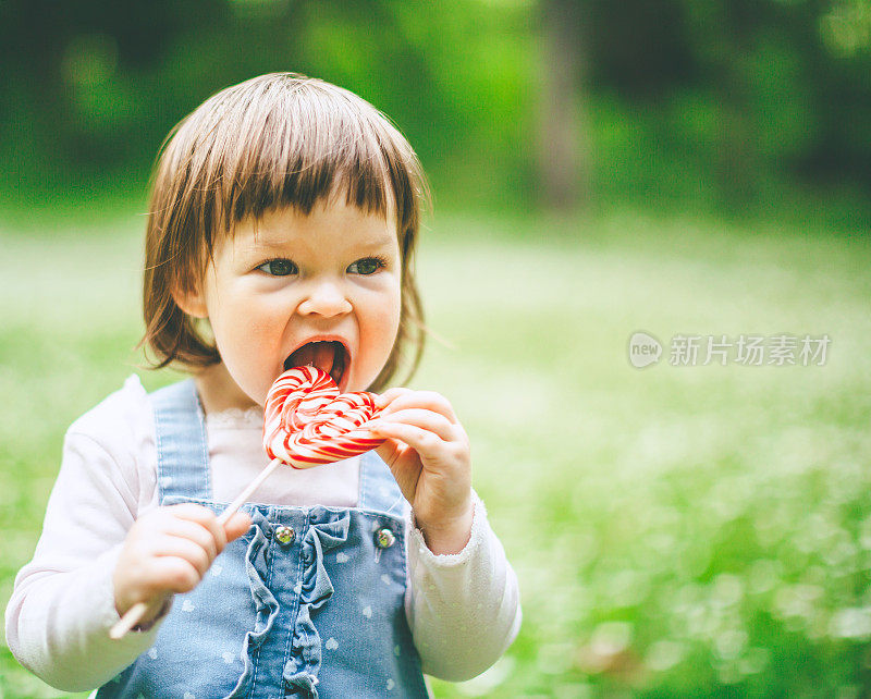 草地上的小女孩