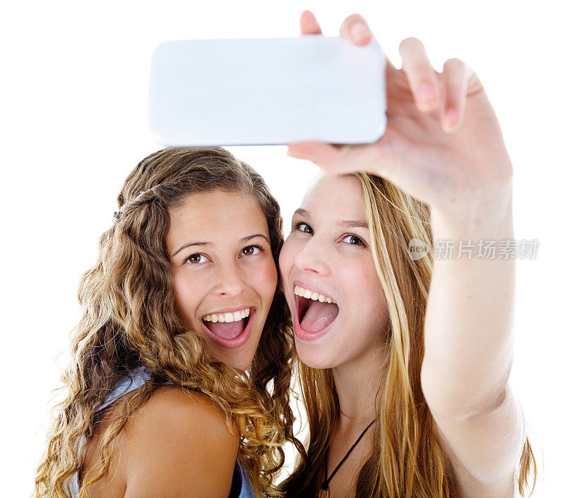 两位年轻的美女带着欢笑自拍与大家分享