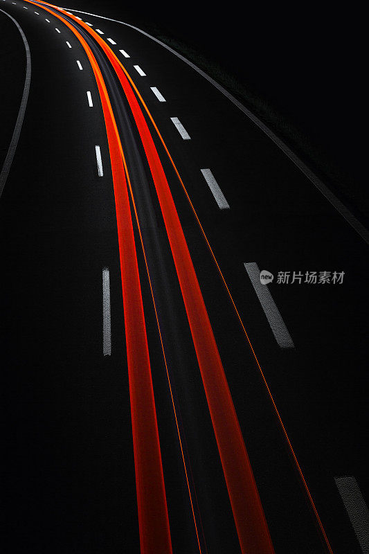 公路上的夜晚:夜幕降临后，公路上出现了灯光