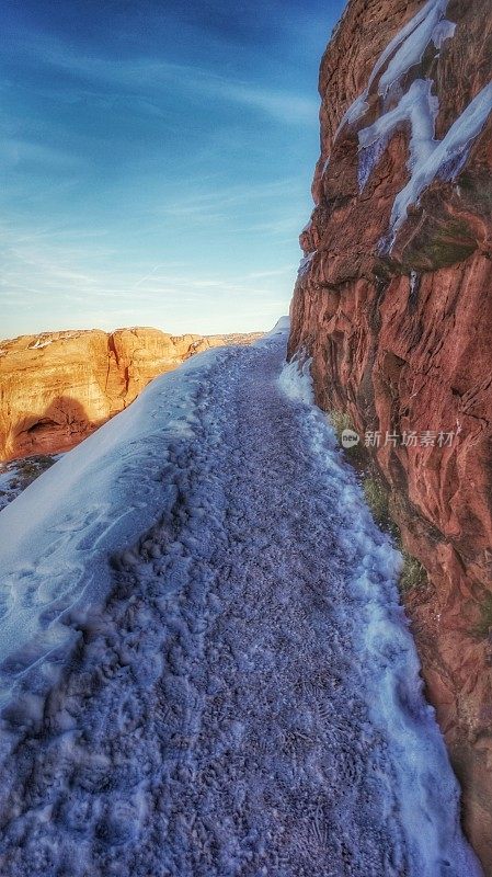精致的拱门雪危险的岩架步道，拱门国家公园，犹他州