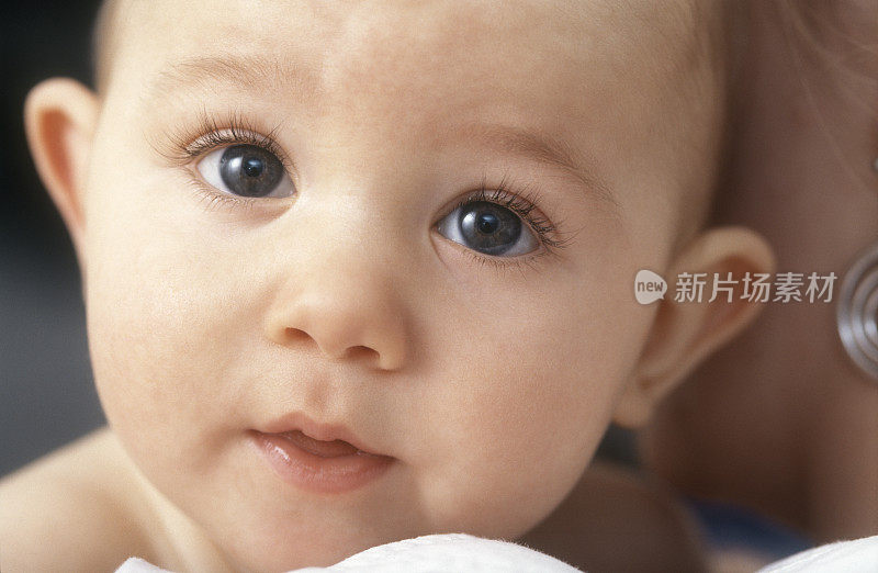 婴儿可爱的眼睛