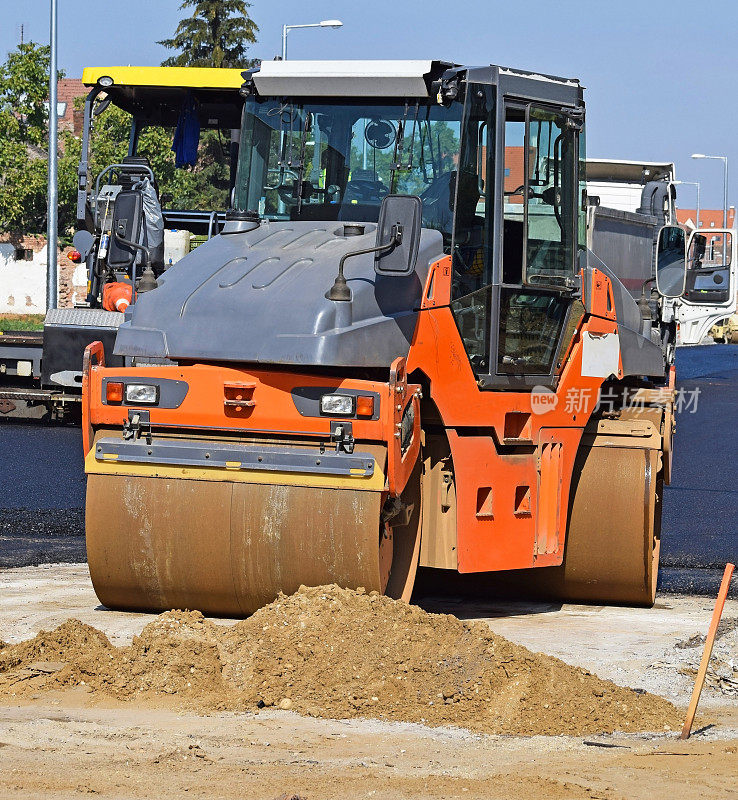 压路机在道路建设中起作用