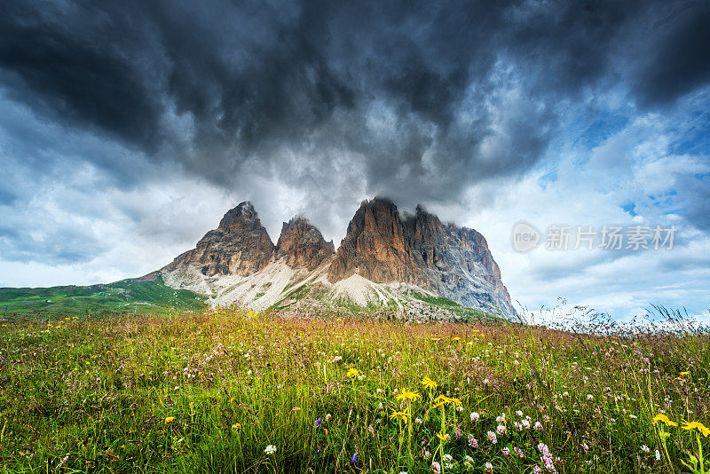 白云石山峰(南蒂罗尔，意大利)。