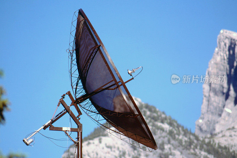 山上的卫星接收器