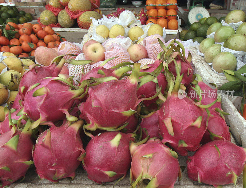 越南市场摊位上的火龙果