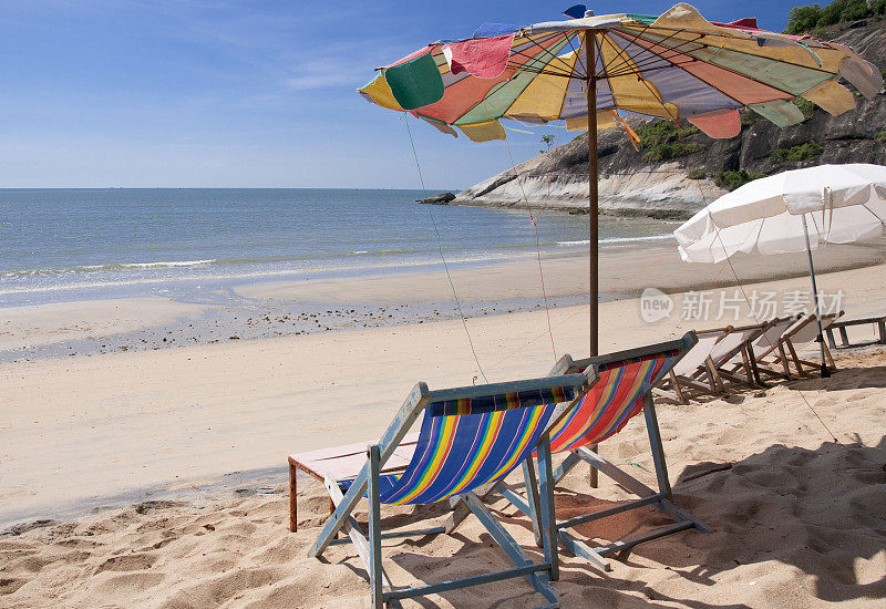 泰国华欣附近的西诺伊海滩上的躺椅