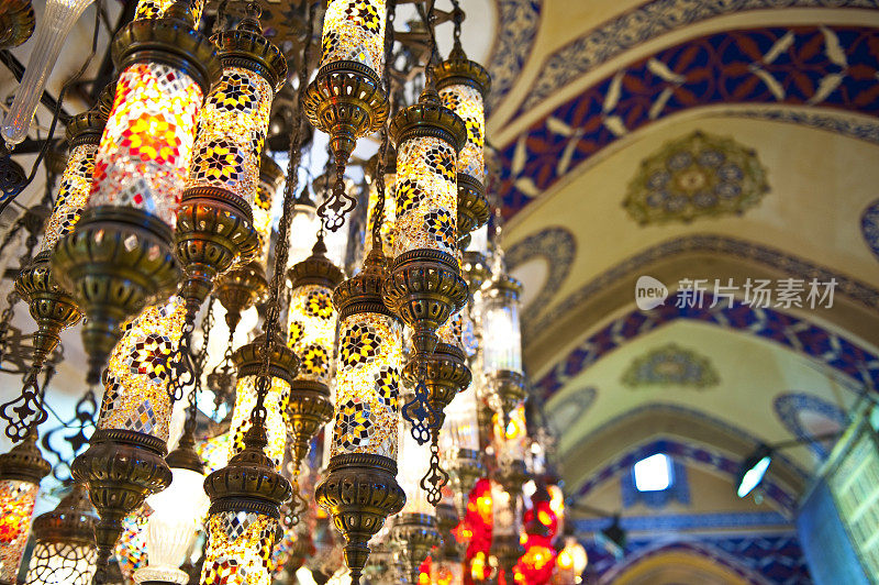 伊斯坦布尔大集市上的传统土耳其灯