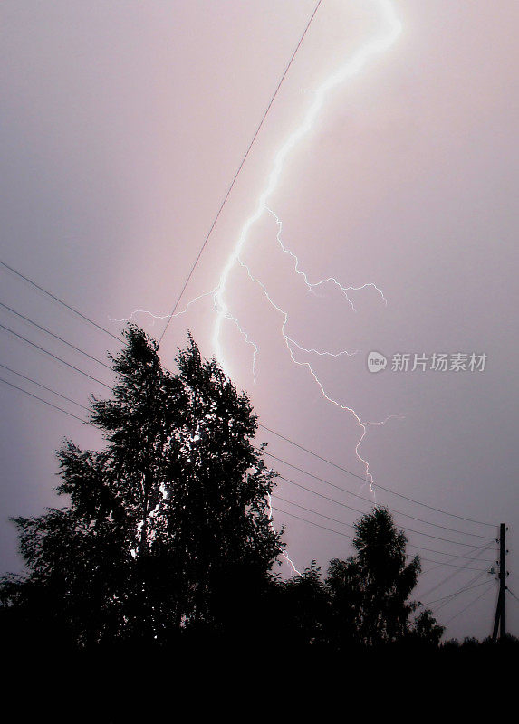 村里有雷雨