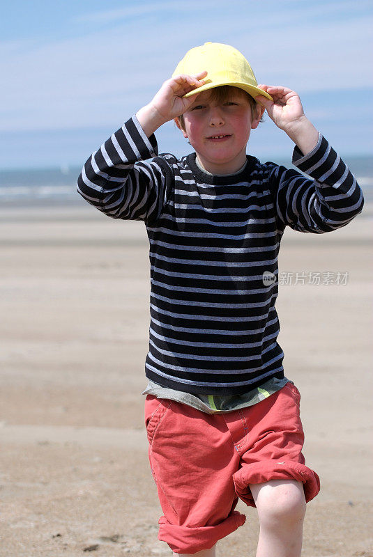 带着黄色帽子跑步的男孩，海滩，暑假