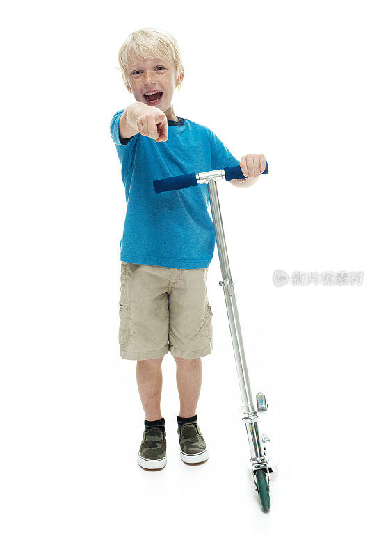 快乐的小男孩抱着滑板车
