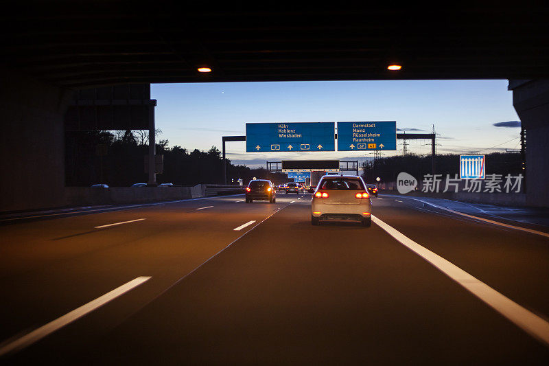 黄昏时分德国高速公路上的交通